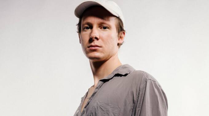 Person mit grauem Hemd und weißer Kappe