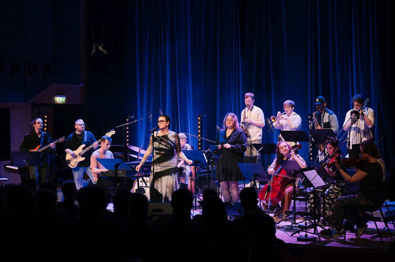 Liveband spielt Konzert auf beleuchteter Bühne