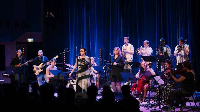 Liveband spielt Konzert auf beleuchteter Bühne