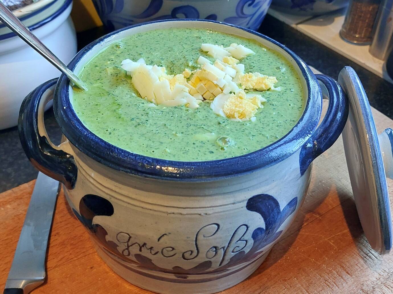 Grüne Soße mit gehacktem Ei im Steintopf