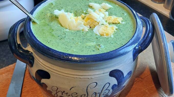 Grüne Soße mit gehacktem Ei im Steintopf