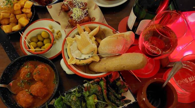 Spanische Tapas mit Wein auf Tisch