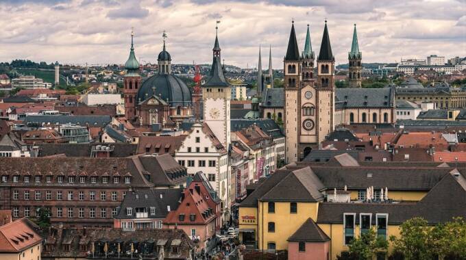 Altstadt von Würzburg mit Dom und Türmen