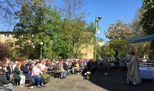 Freiluftgottesdienst mit sitzenden Besuchern im Innenhof