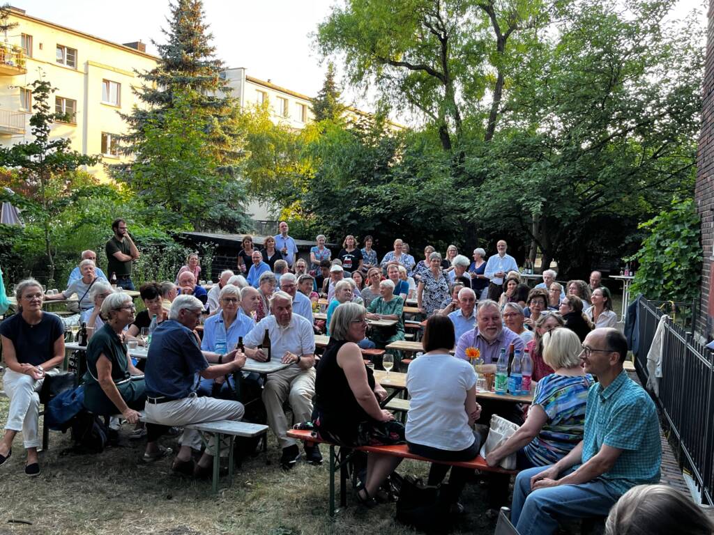 Große Gruppe bei Gartenfest im Innenhof
