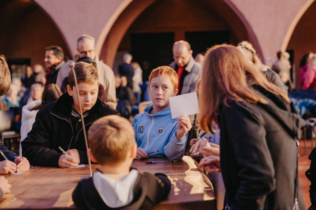 Kinder an Tisch bei Gemeindeveranstaltung im Freien