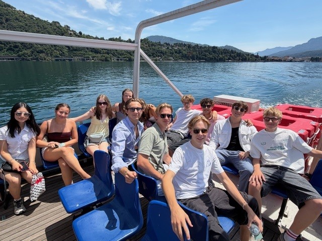 Gruppe junger Leute auf Boot am See